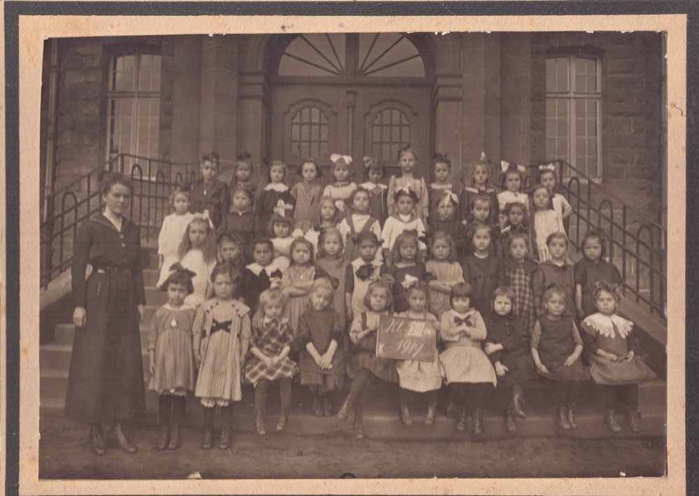 Schulklasse 1919 (Volkskunde- und Freilichtmuseum Roscheider Hof CC0)