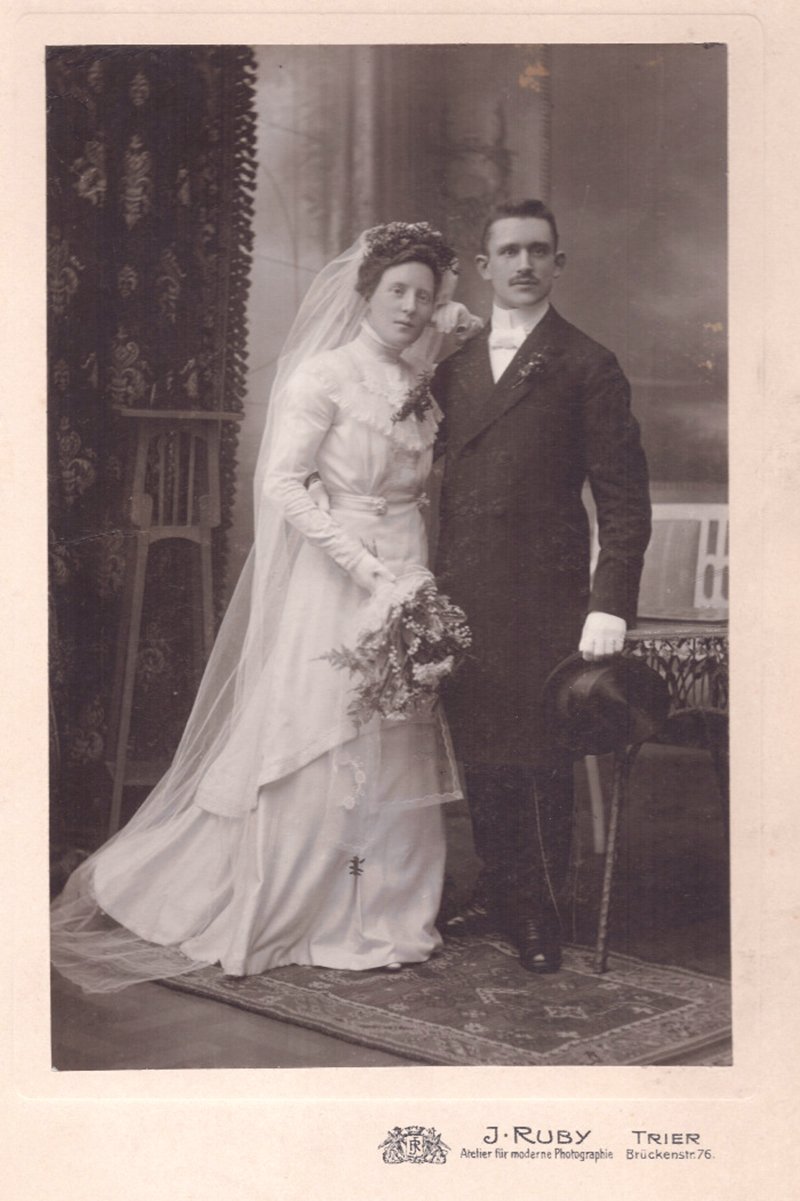 Foto vom Hochzeitspaar Theodor und Katharina Pompejus (Volkskunde- und Freilichtmuseum Roscheider Hof CC0)