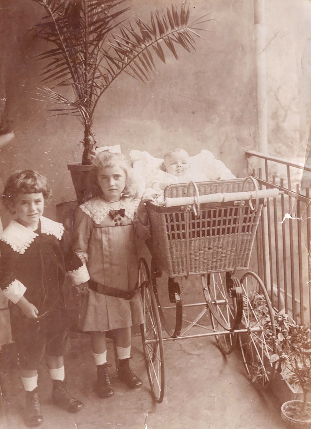 Kinder mit Kinderwagen (Volkskunde- und Freilichtmuseum Roscheider Hof CC0)