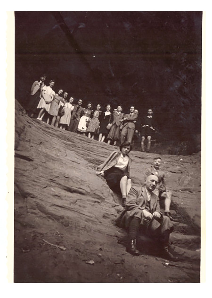 Gruppenporträt einer Wandergruppe auf den Stufen der Genovevahöhle in Ehrang (Volkskunde- und Freilichtmuseum Roscheider Hof CC0)