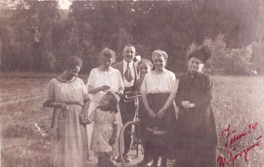 Gruppenbild der Familie Savelkouls auf einem Familienausflug (Volkskunde- und Freilichtmuseum Roscheider Hof CC0)