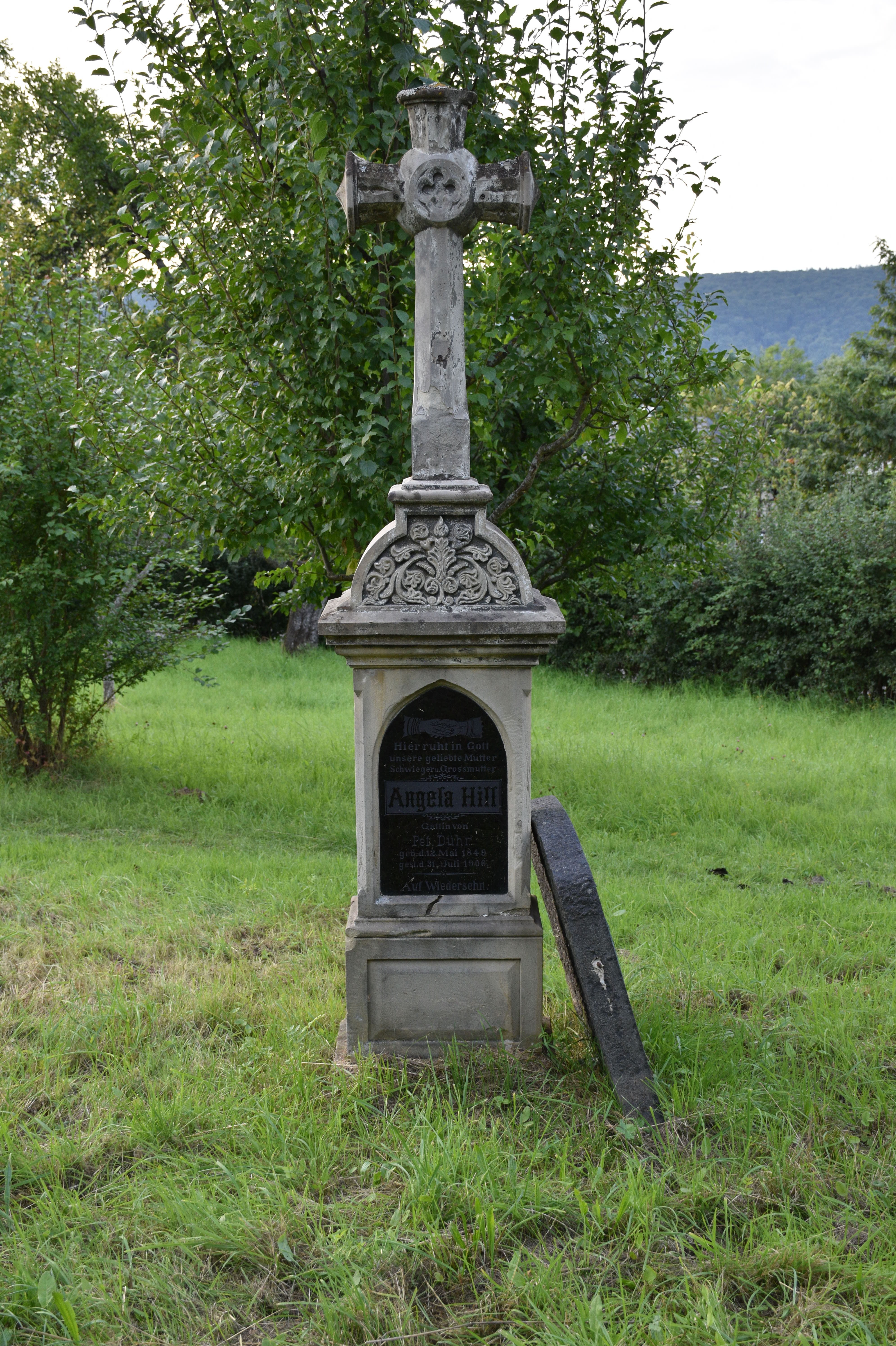 Steinkreuz für Angela Hill (Volkskunde- und Freilichtmuseum Roscheider Hof CC0)