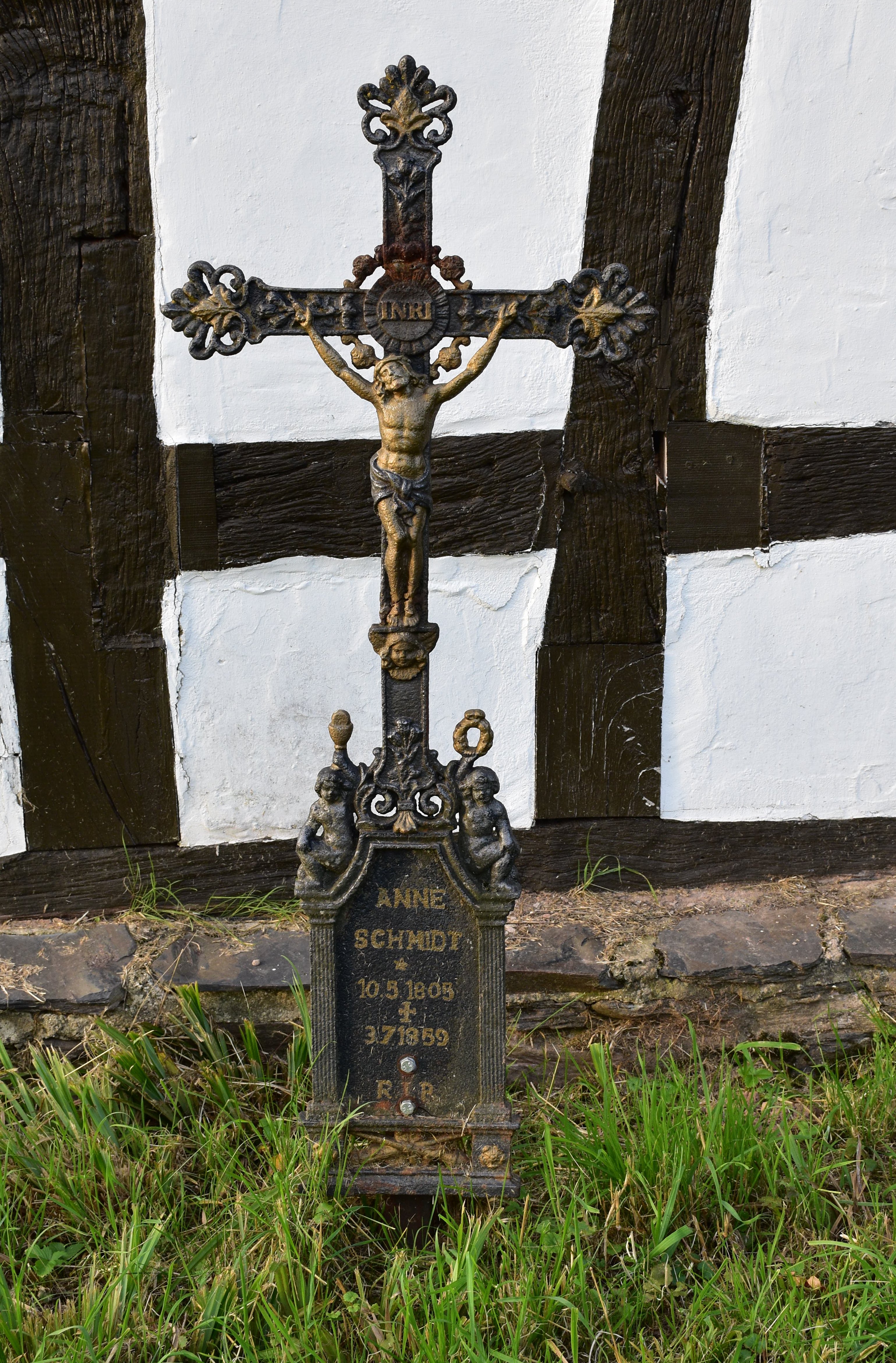 Grabkreuz für Anne Schmidt (Volkskunde- und Freilichtmuseum Roscheider Hof CC0)