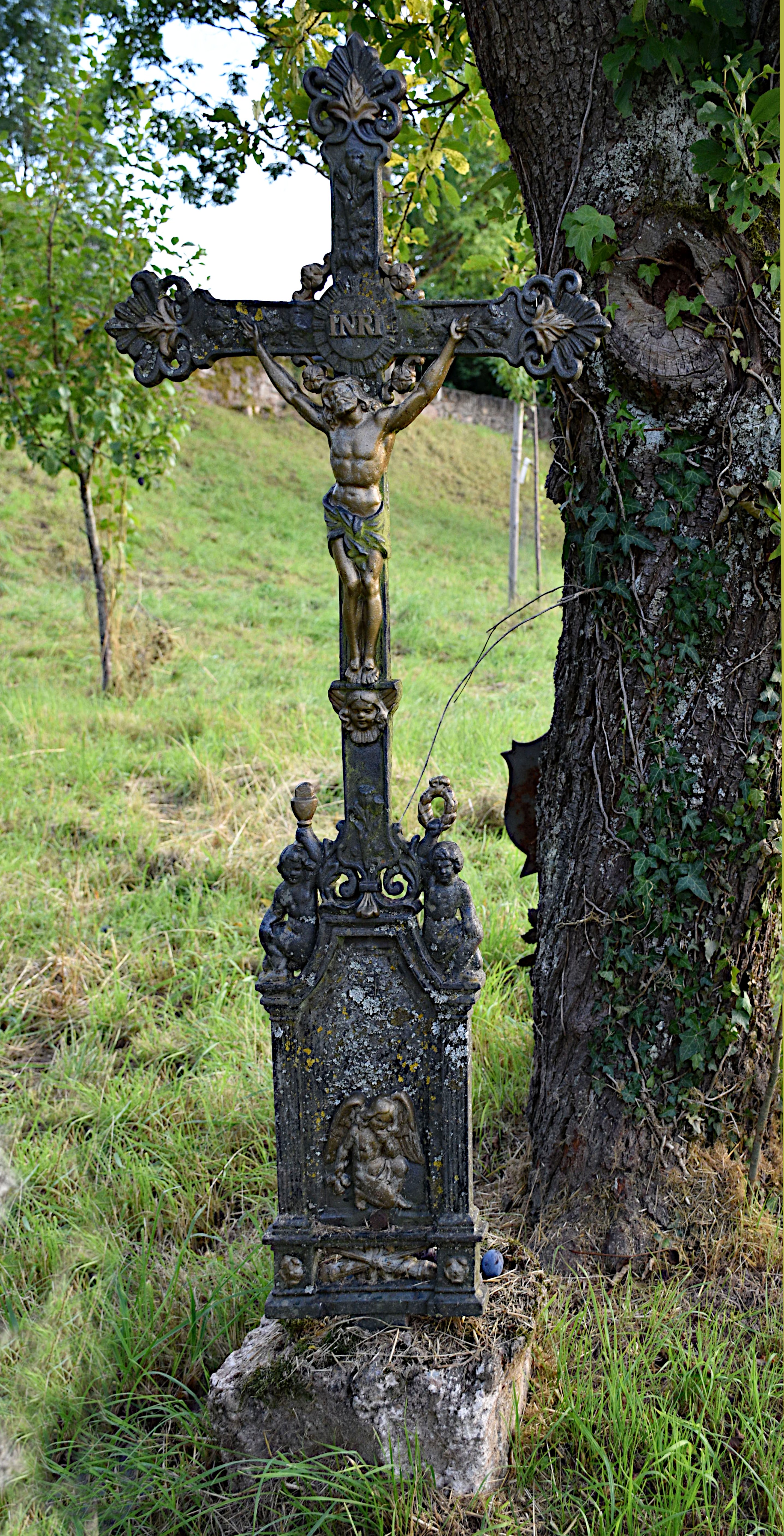 Grabkreuz mit trauerndem Engel (Volkskunde- und Freilichtmuseum Roscheider Hof CC0)