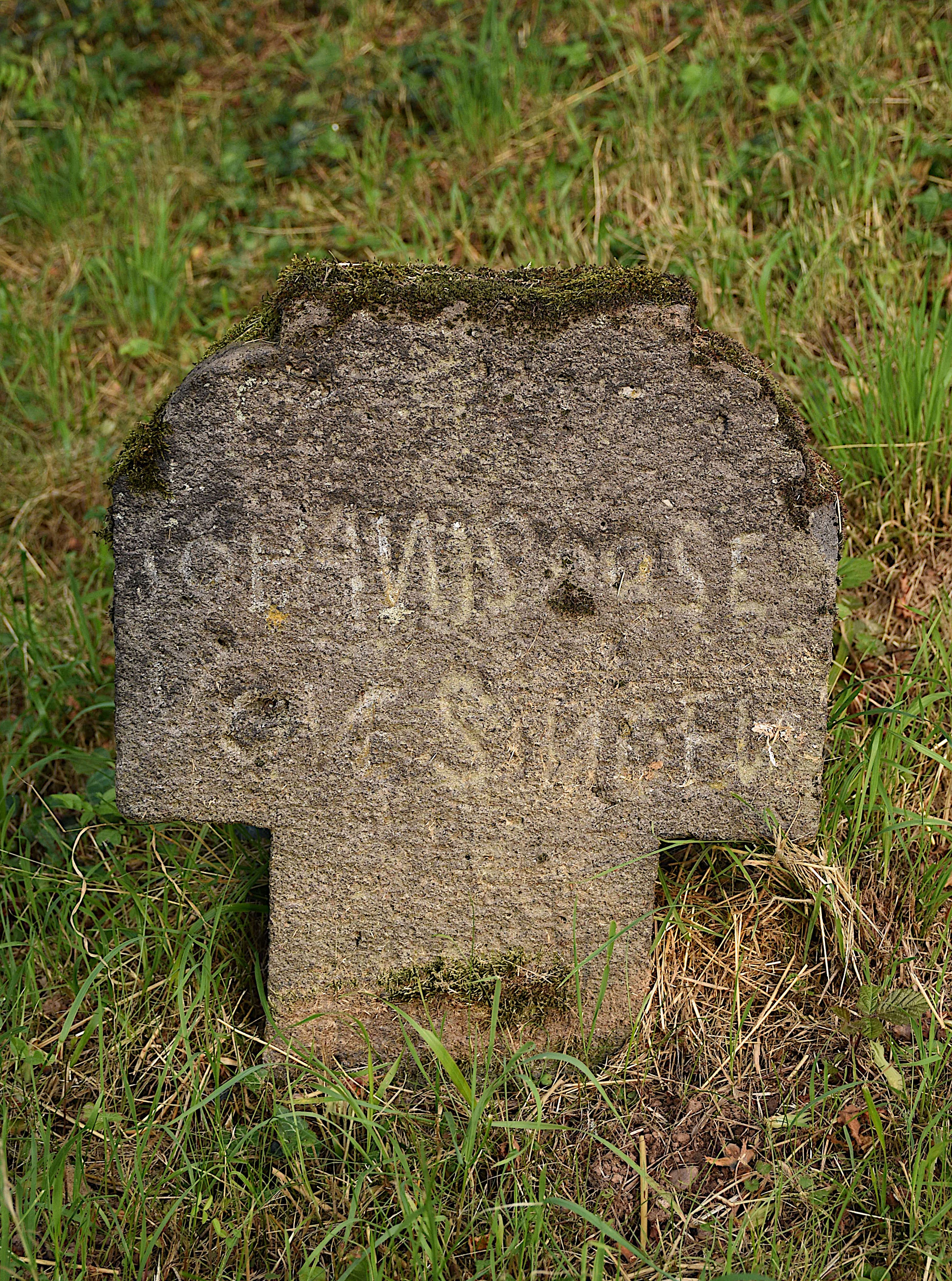 Kleines Steinkreuz mit ungeübter Inschrift (Volkskunde- und Freilichtmuseum Roscheider Hof CC0)