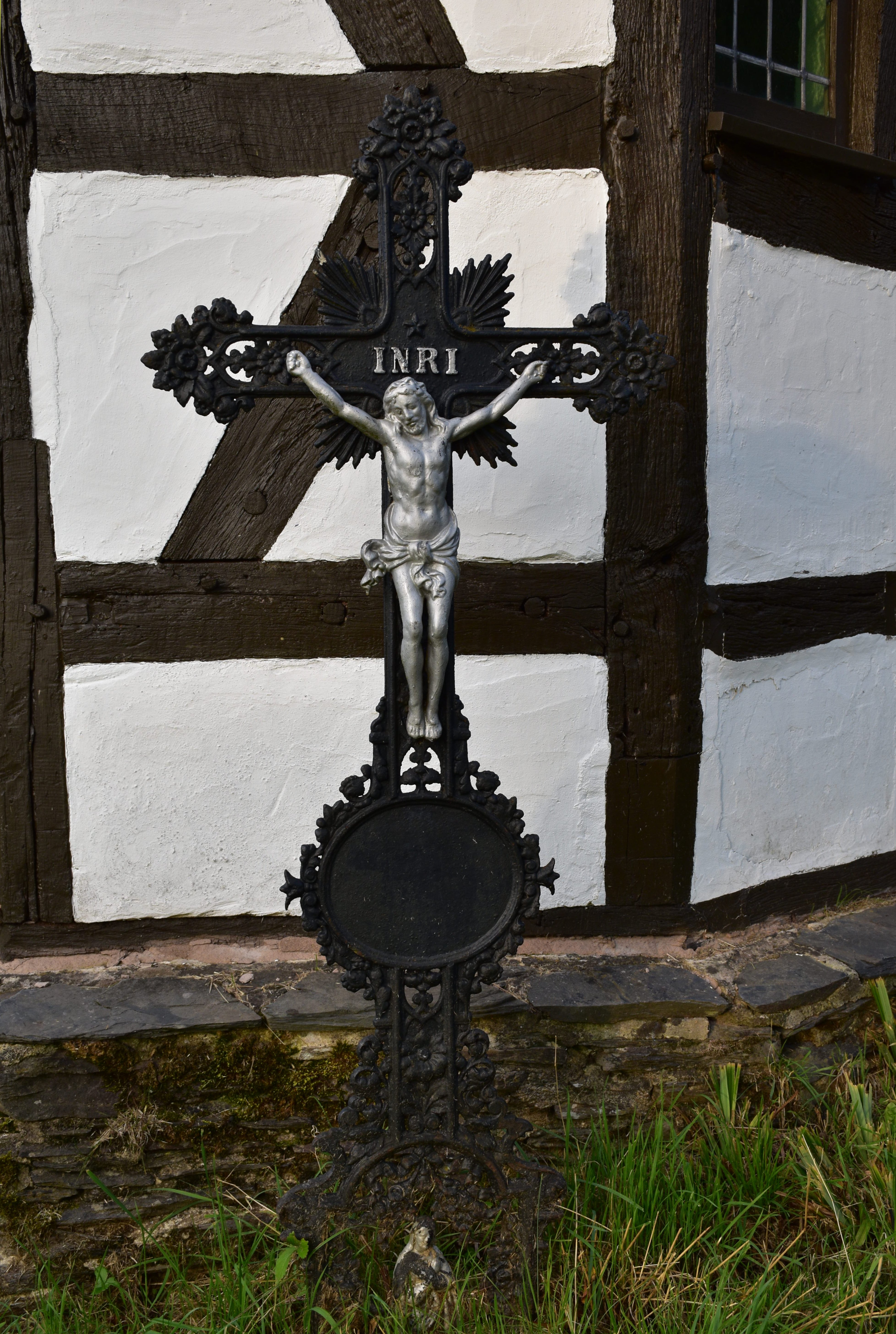 Gusseiseneres Kreuz mit leerer Plakette (Volkskunde- und Freilichtmuseum Roscheider Hof CC0)