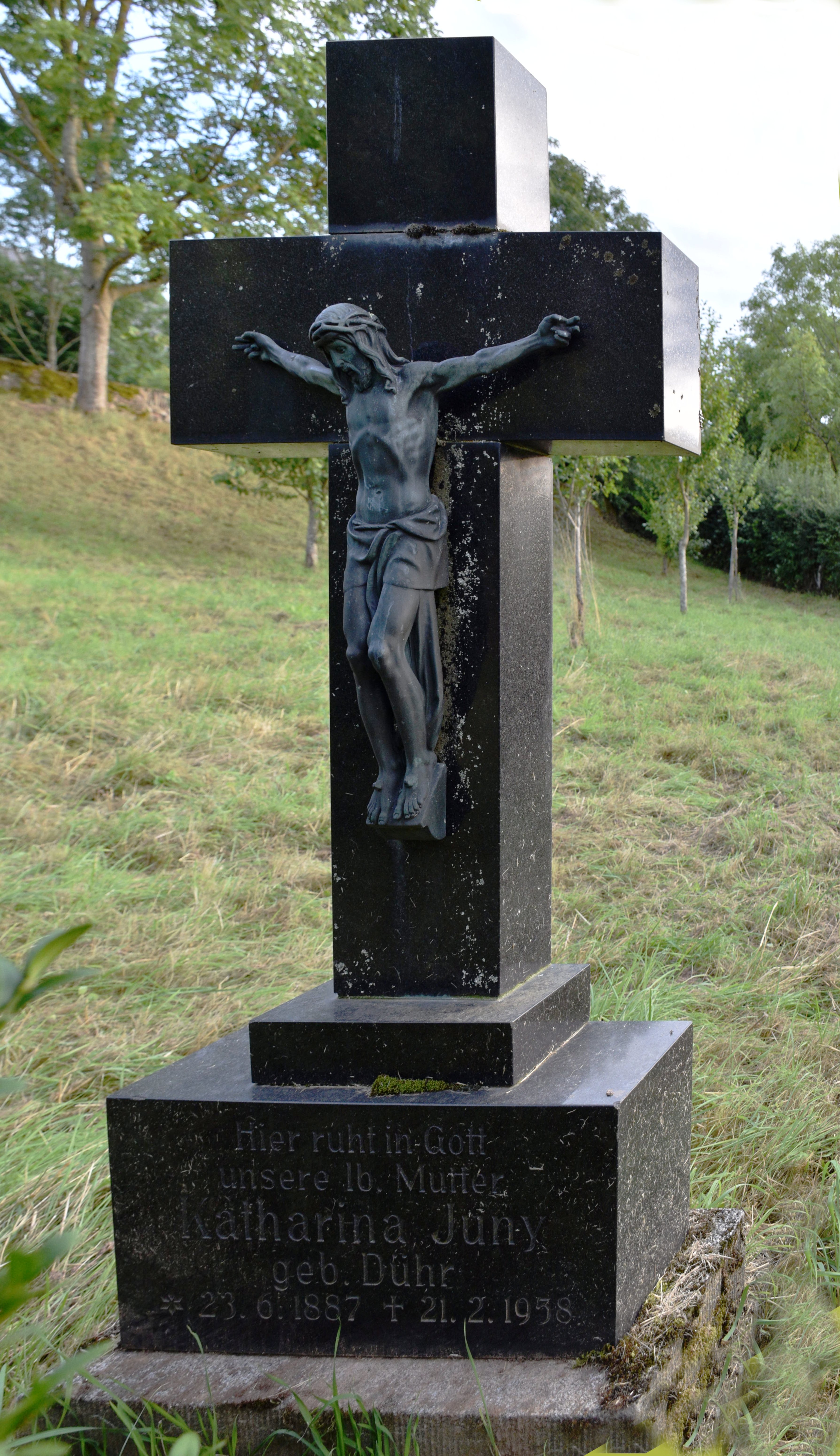 Schwarzes Grabkreuz für Katharina Juny (Volkskunde- und Freilichtmuseum Roscheider Hof CC0)