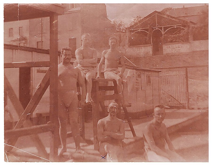 Gruppenporträt fünf Herren im Schwimmbad "Schadow" (Volkskunde- und Freilichtmuseum Roscheider Hof CC0)