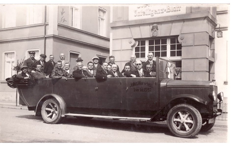 Gruppenporträt beim Ausflug im großen Fahrzeug (Volkskunde- und Freilichtmuseum Roscheider Hof CC0)