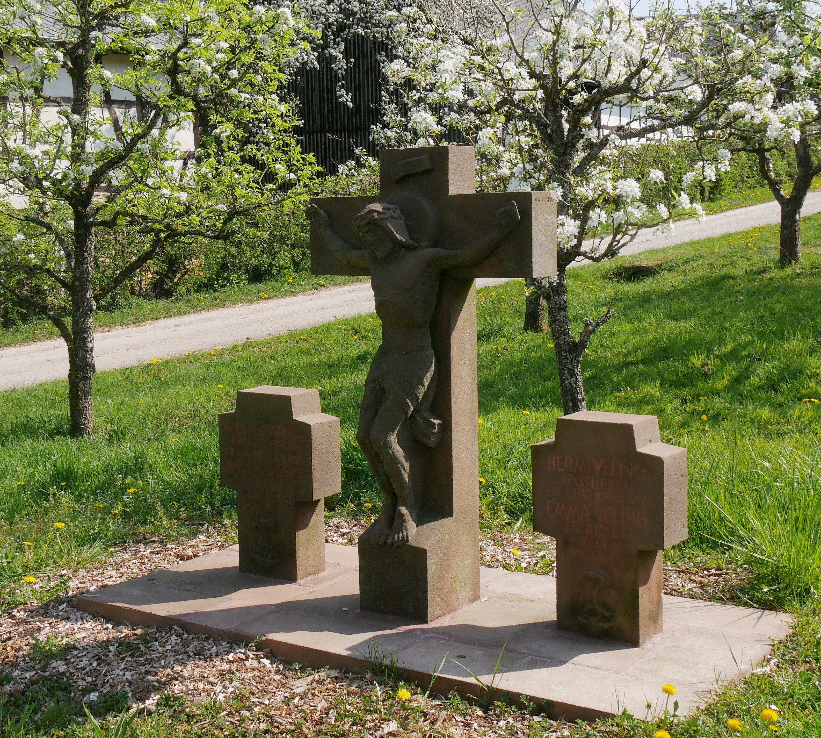 Grabenkmal mit 3 Kreuzen (Volkskunde- und Freilichtmuseum Roscheider Hof CC0)