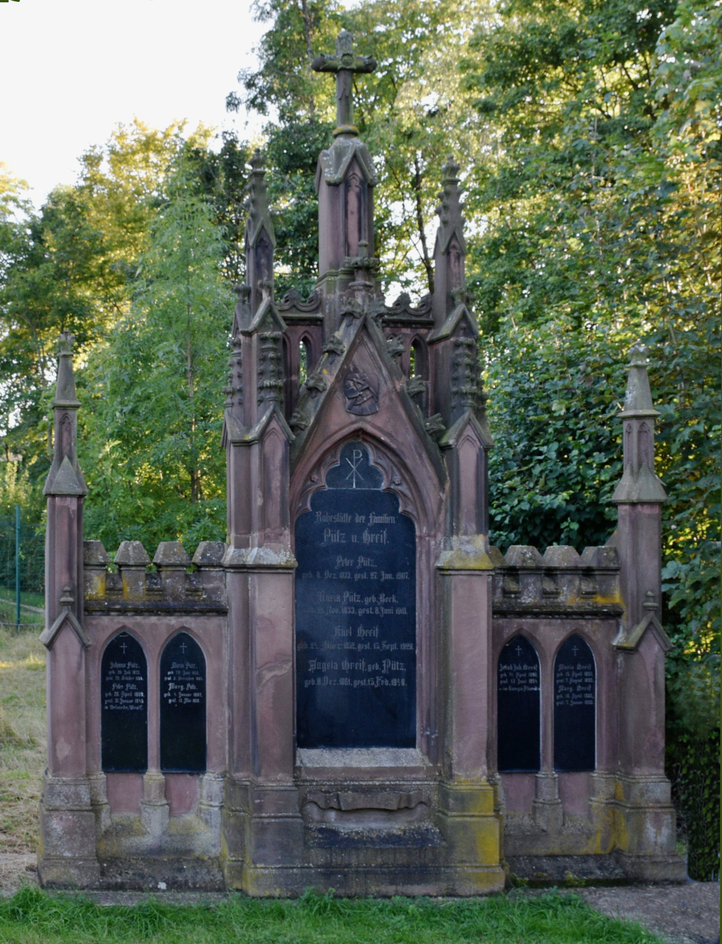 Sehr großes Familiengrabdenkmal der Familien Pütz und Greif (Volkskunde- und Freilichtmuseum Roscheider Hof CC0)