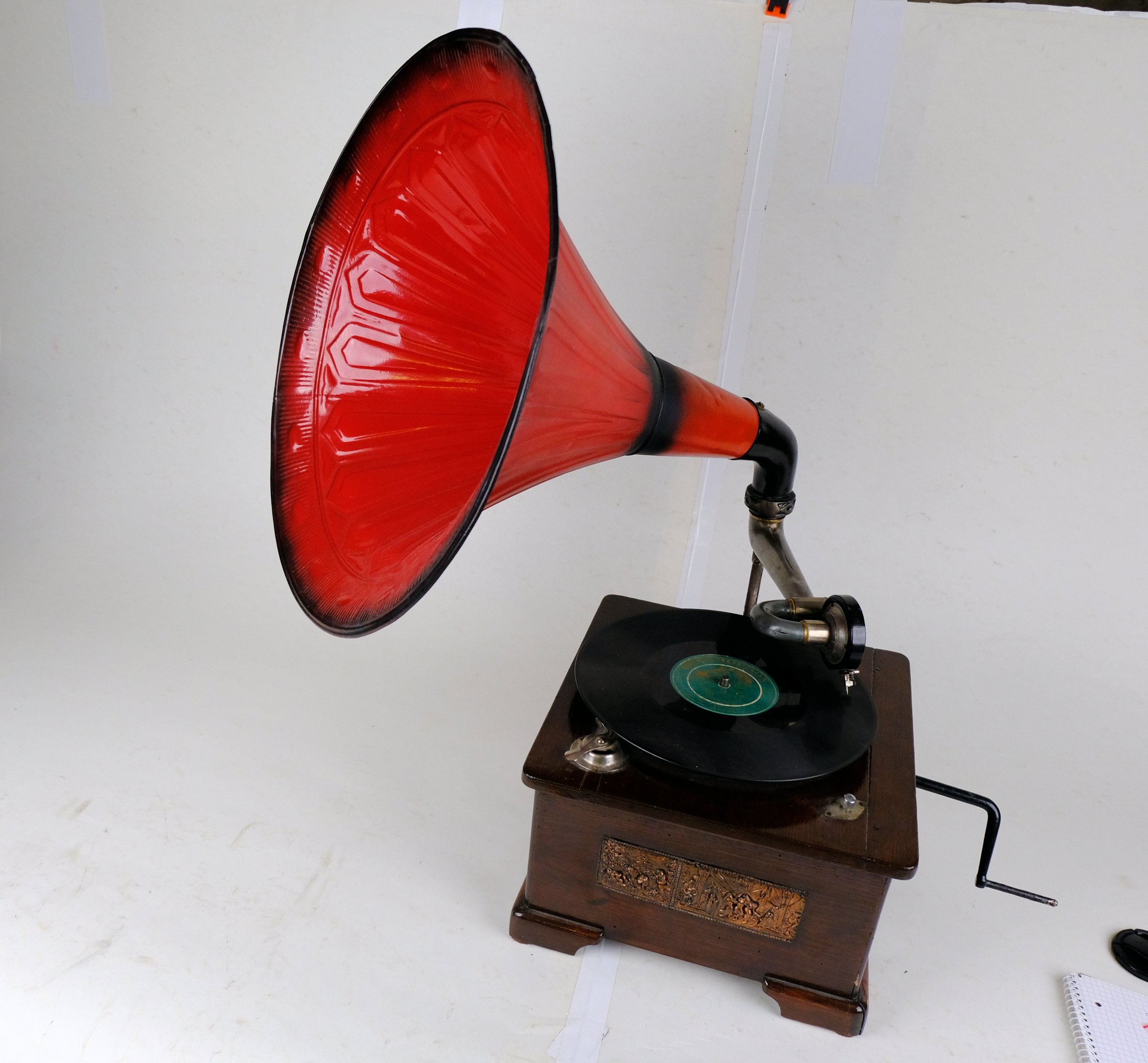 Grammophon mit Kurbelaufzug und rotem Trichter (Volkskunde- und Freilichtmuseum Roscheider Hof CC0)