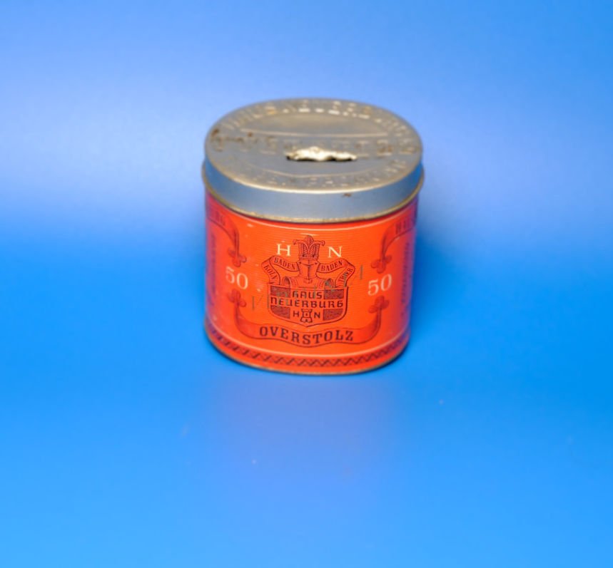 Zigarettenmarke Overstolz ohne Filter - 50er Geschenkpackung (Volkskunde- und Freilichtmuseum Roscheider Hof CC0)