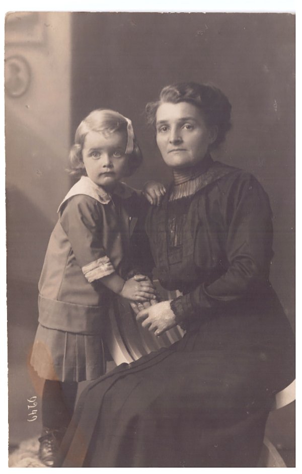 Mutter mit Kind (Volkskunde- und Freilichtmuseum Roscheider Hof CC0)