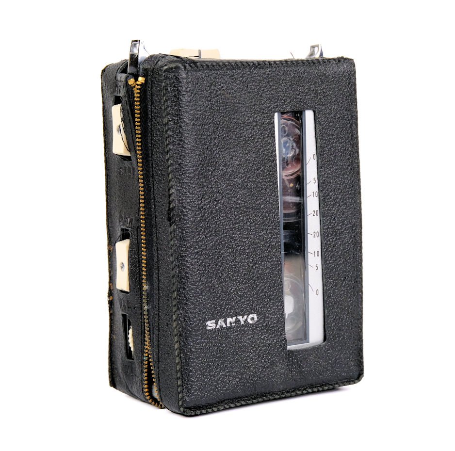 Kasetten Tonbandgerät - Sonyo Pocket Corder MC-2 (Volkskunde- und Freilichtmuseum Roscheider Hof CC0)