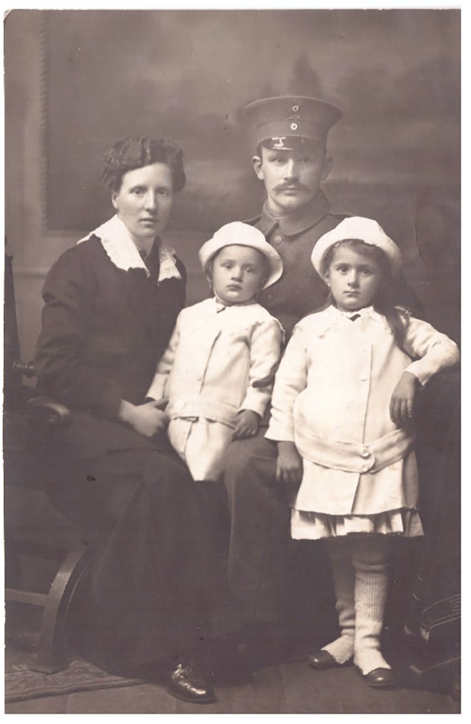 Familie Pompejus, Vater, Mutter und zwei Töchter (Volkskunde- und Freilichtmuseum Roscheider Hof CC0)