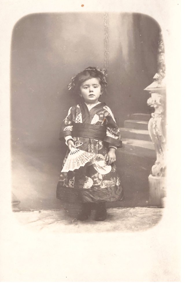 Kind Paula Pompejus im Kimono (Volkskunde- und Freilichtmuseum Roscheider Hof CC0)