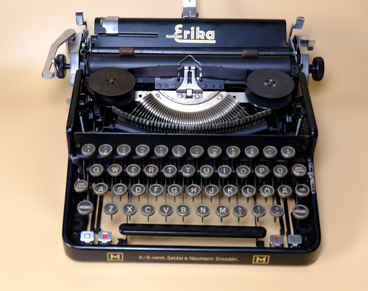 Kleinschreibmaschine von Seidel & Naumann "Erika M" (Volkskunde- und Freilichtmuseum Roscheider Hof CC0)