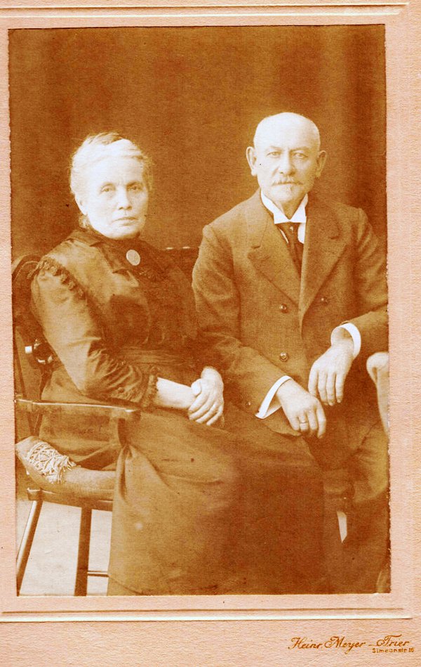 Älteres Ehepaar, Elise und Franz Simon (Volkskunde- und Freilichtmuseum Roscheider Hof CC0)