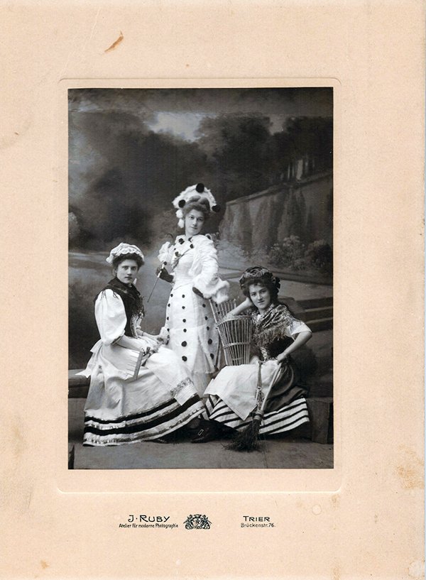 Drei Damen an Karneval (Volkskunde- und Freilichtmuseum Roscheider Hof CC0)