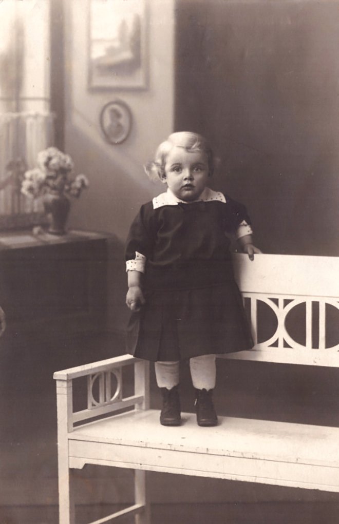 Tilli Simon (* 1913 + 1940) im Alter von zwei Jahren (Volkskunde- und Freilichtmuseum Roscheider Hof CC0)
