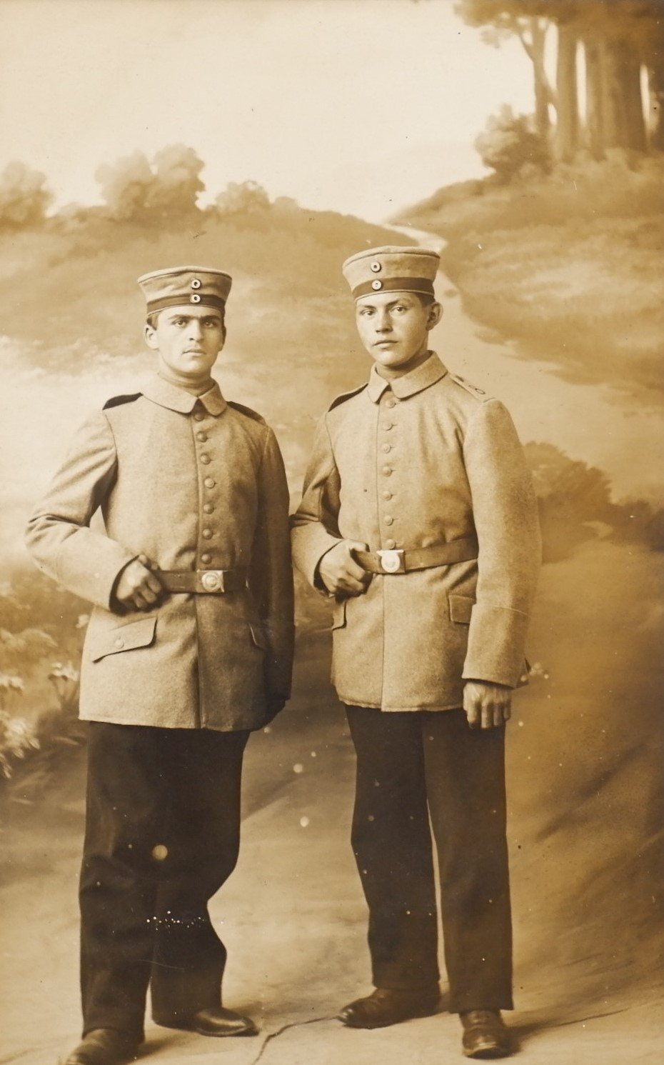 Postkarte: Zwei Soldaten (12. Juni 1915) (Volkskunde- und Freilichtmuseum Roscheider Hof CC0)