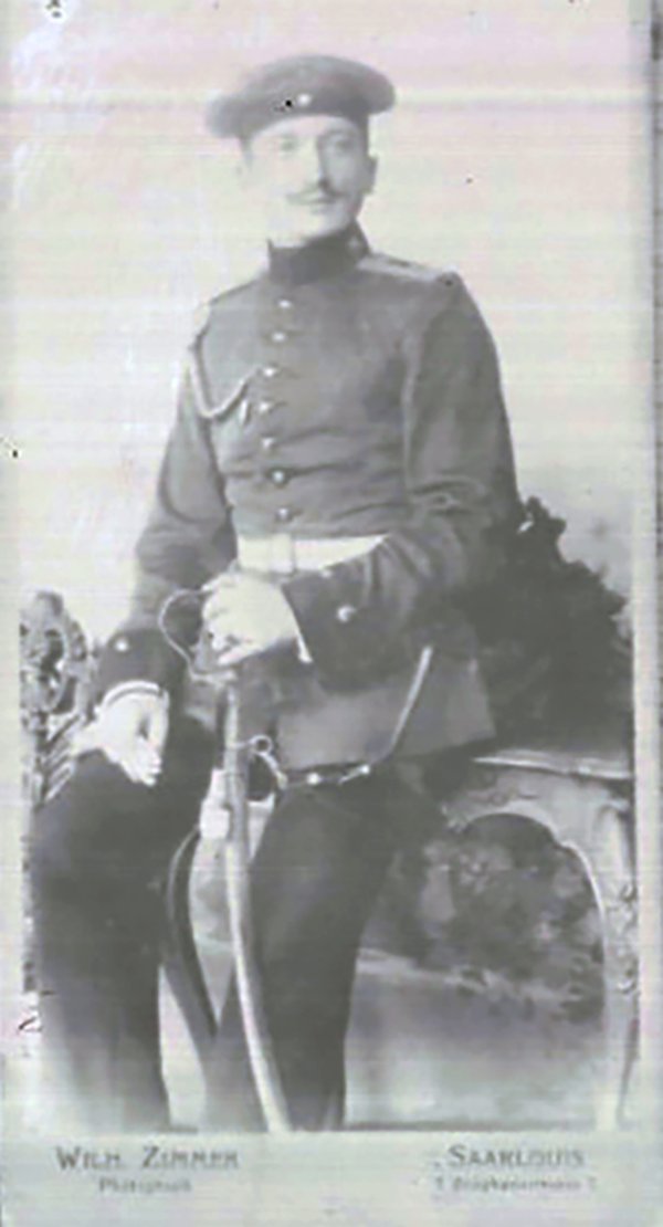 Herr Ludwig Savelkouls als Soldat in Paradeuniform (Volkskunde- und Freilichtmuseum Roscheider Hof CC0)