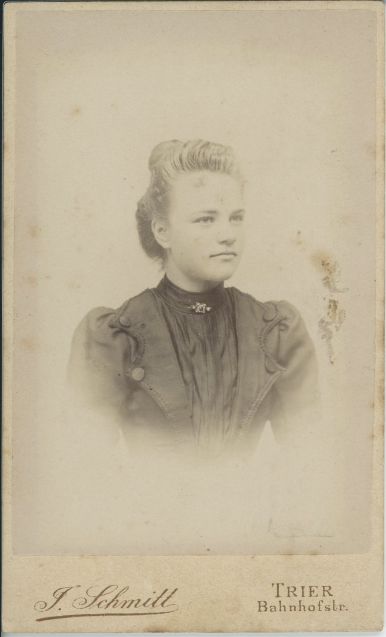 Porträt einer jungen Dame mit Hochfrisur (Volkskunde- und Freilichtmuseum Roscheider Hof CC0)