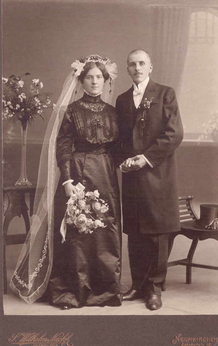 Braut im schwarzen Brautkleid (Freilichtmuseum Roscheider Hof CC0)