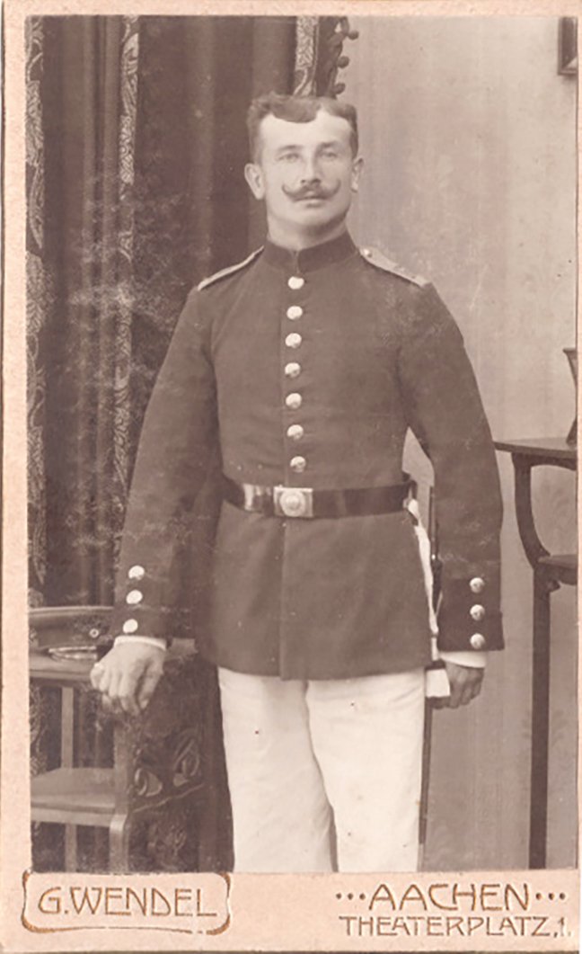 Infanterist mit weißer Paradehose (Freilichtmuseum Roscheider Hof CC0)