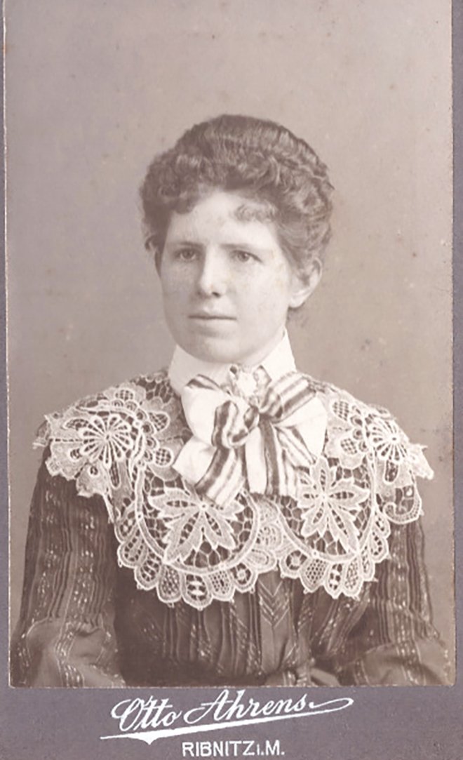 Frau mit geklöppelter Spitze (Freilichtmuseum Roscheider Hof CC0)