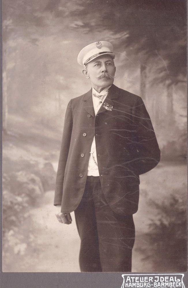 Mann in maritimer Kleidung (Freilichtmuseum Roscheider Hof CC0)