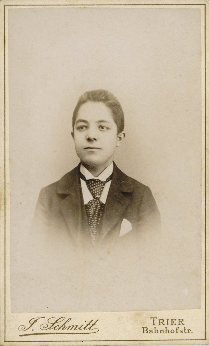 Fotografisches Portrait eines jungen Mannes (Freilichtmuseum Roscheider Hof CC0)