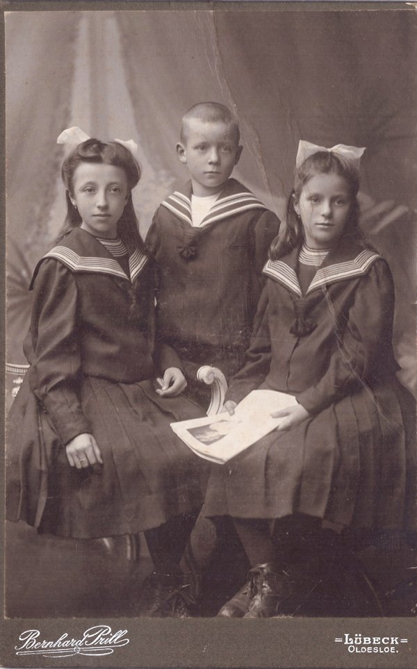 Foto Kinder im Matrosenanzug (Freilichtmuseum Roscheider Hof CC0)