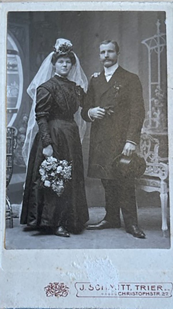 Brautpaar im Atelier, die Braut im schwarzen Brautkleid (Freilichtmuseum Roscheider Hof CC0)