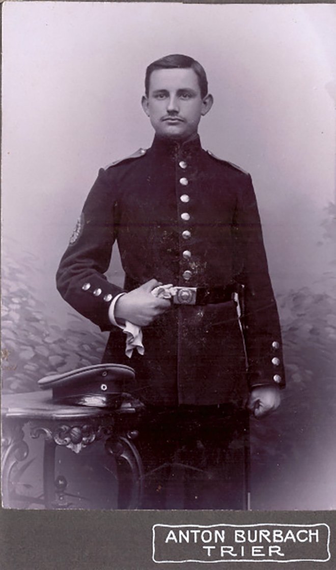 Soldat in Paradeuniform (Freilichtmuseum Roscheider Hof CC0)