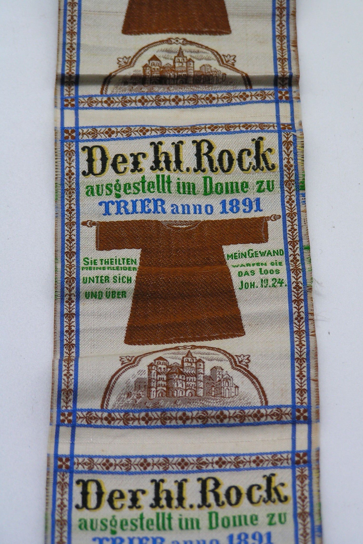Seidenband mit 6 gleichen Andenkenbilder zur Ausstellung des heiligen Rockes 1891 (Freilichtmuseum Roscheider Hof CC0)