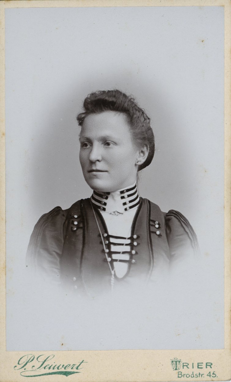Fotografie einer jungen Dame (Freilichtmuseum Roscheider Hof CC0)