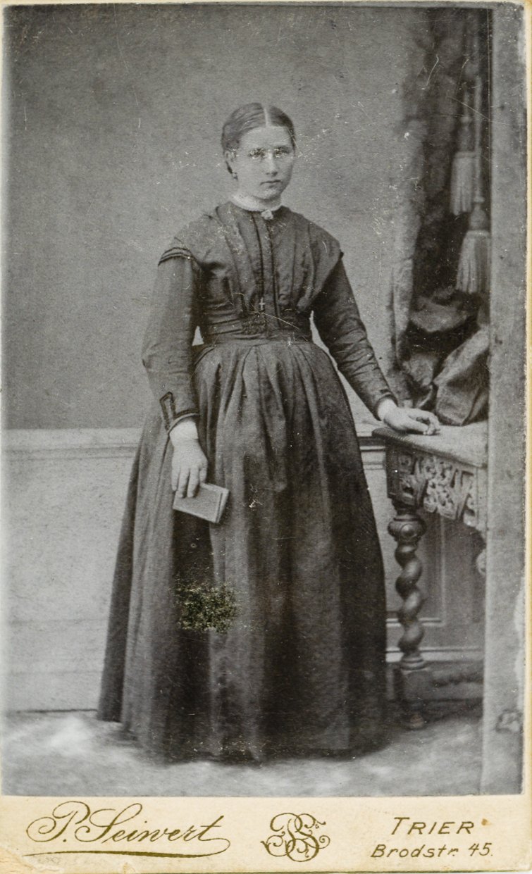 Fotografie einer jungen Dame (Freilichtmuseum Roscheider Hof CC0)