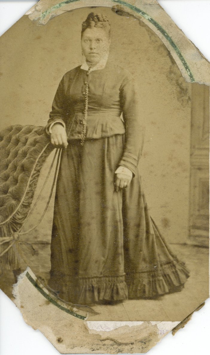 Fotografie einer stehenden Dame (Freilichtmuseum Roscheider Hof CC0)