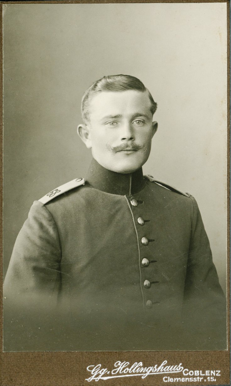 Fotografisches Porträt eines jungen Offiziers (Freilichtmuseum Roscheider Hof CC0)