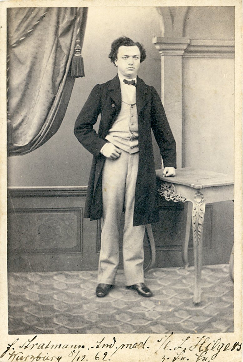 Fotografisches Portrait eines stehenden jungen Mannes (Freilichtmuseum Roscheider Hof CC0)