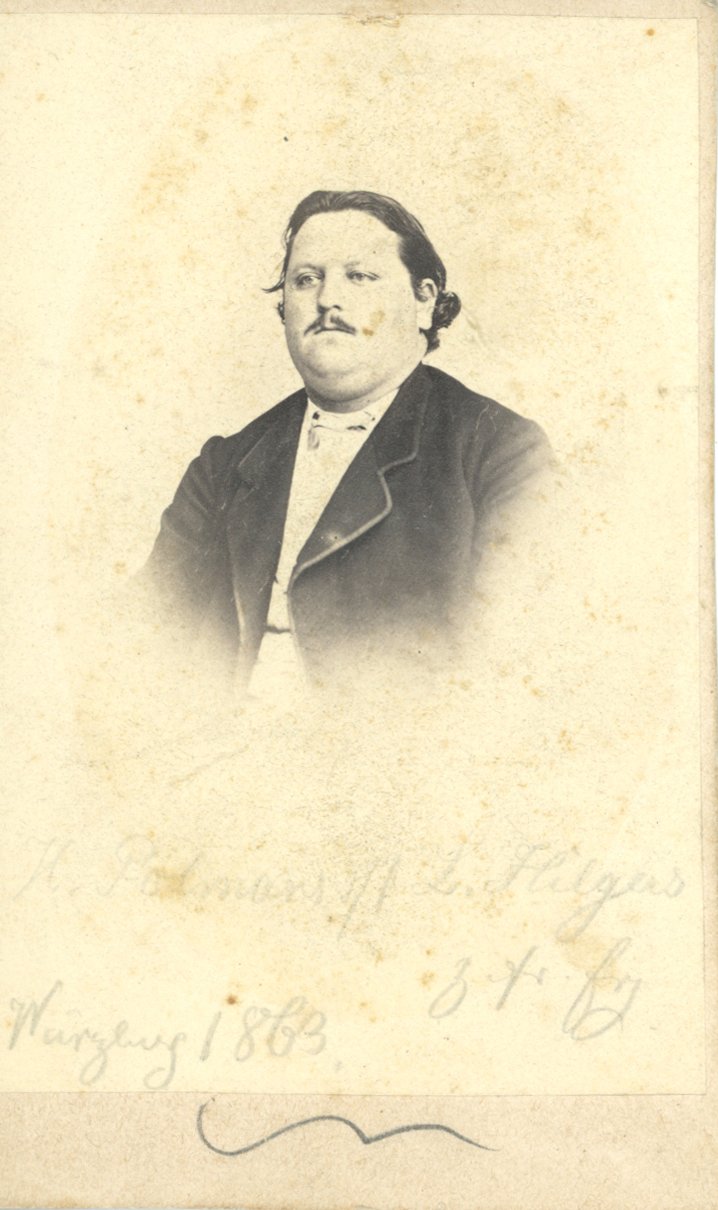 Fotografie eines beleibten Herren (Freilichtmuseum Roscheider Hof CC0)