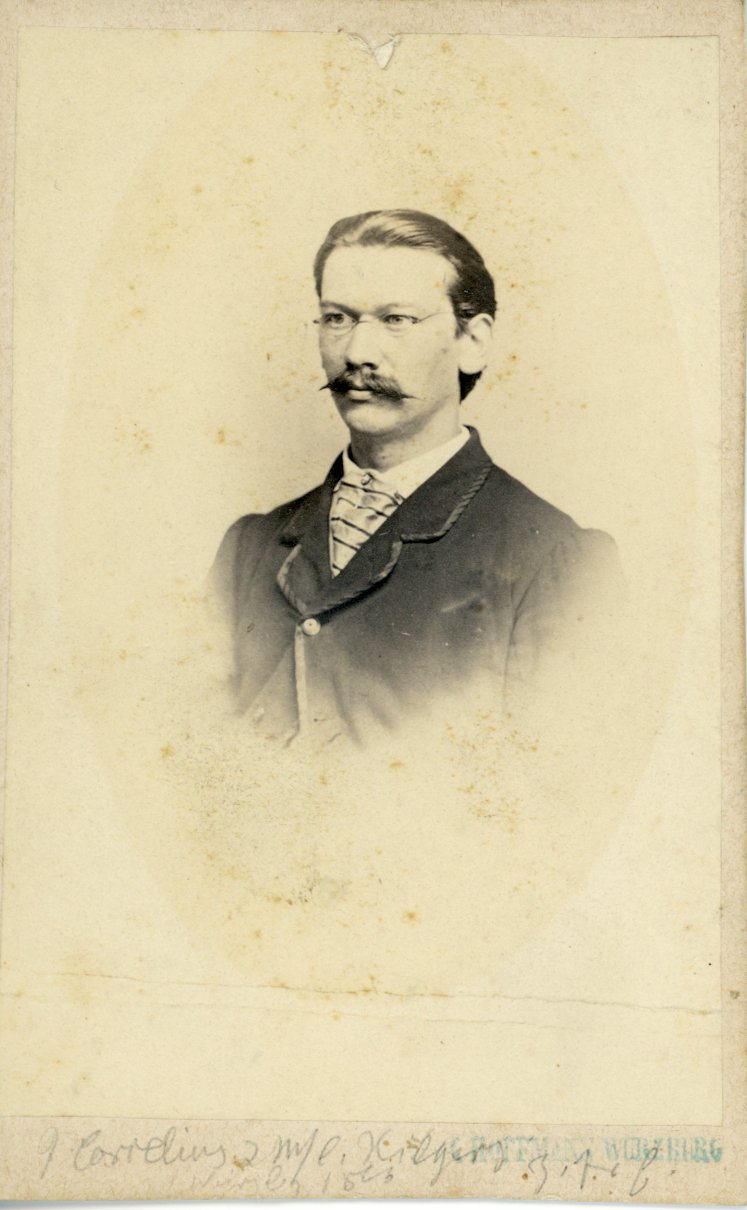 Fotografisches Portrait eines jungen Mannes (Freilichtmuseum Roscheider Hof CC0)