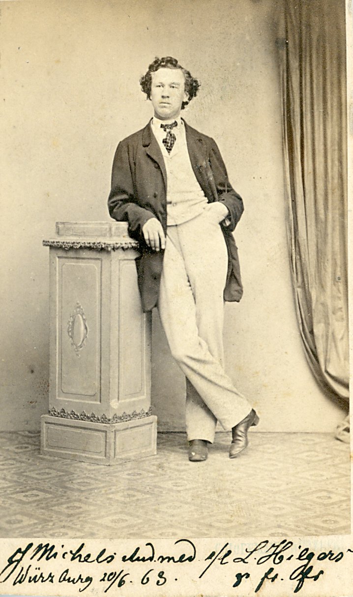 Fotografie eines herren in hellem Anzug (Freilichtmuseum Roscheider Hof CC0)