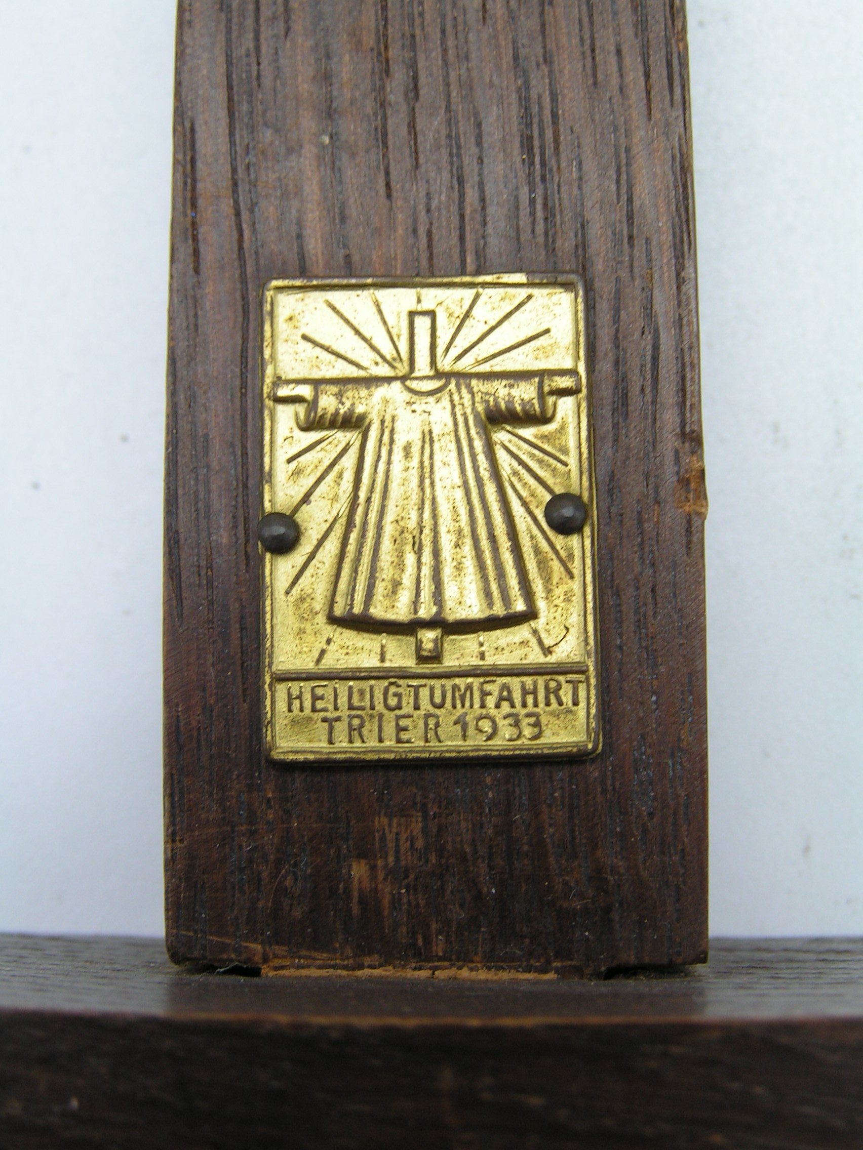 Andenkenkreuz an die Ausstellung des heiligen Rocks im Dom zu Trier 1933 (Freilichtmuseum Roscheider Hof CC0)