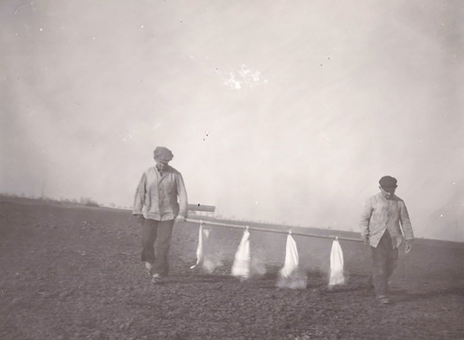Foto Männer beim Aufbringen von Dünger (Freilichtmuseum Roscheider Hof CC0)