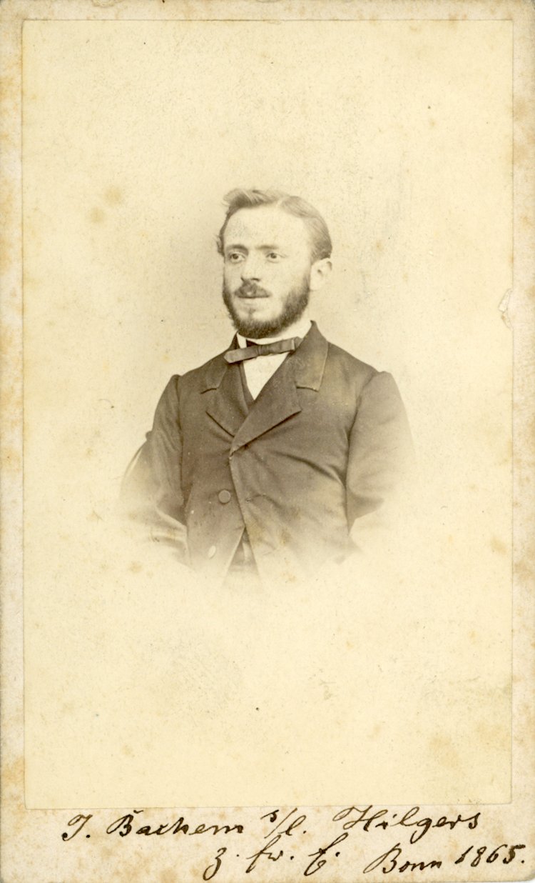 Fotografie eines jungen Herren in dunkler Jacke (Freilichtmuseum Roscheider Hof CC0)