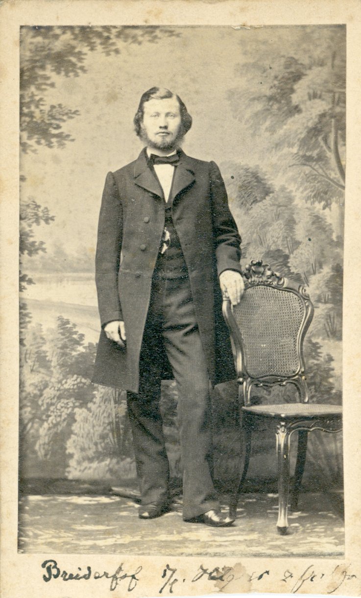 Fotografie einess Herren in dunklen Hosen (Freilichtmuseum Roscheider Hof CC0)