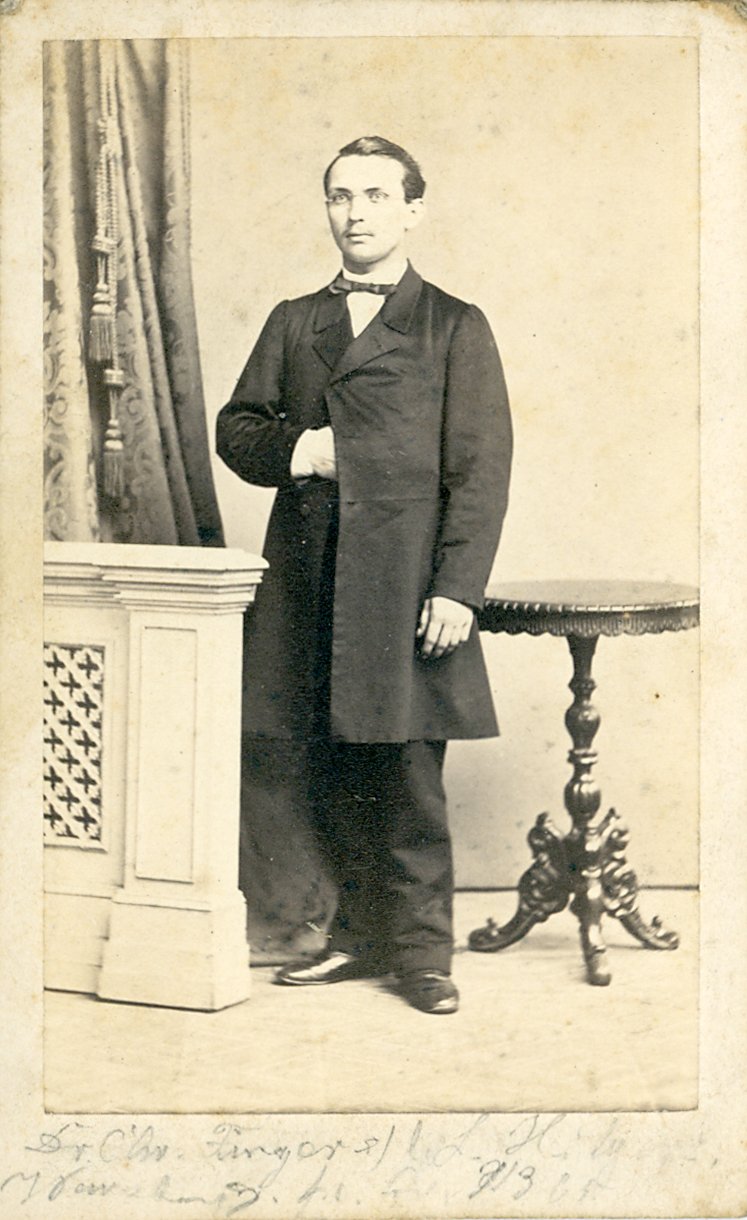 Fotografie eines jungen Herren in dunklem Mantel (Freilichtmuseum Roscheider Hof CC0)